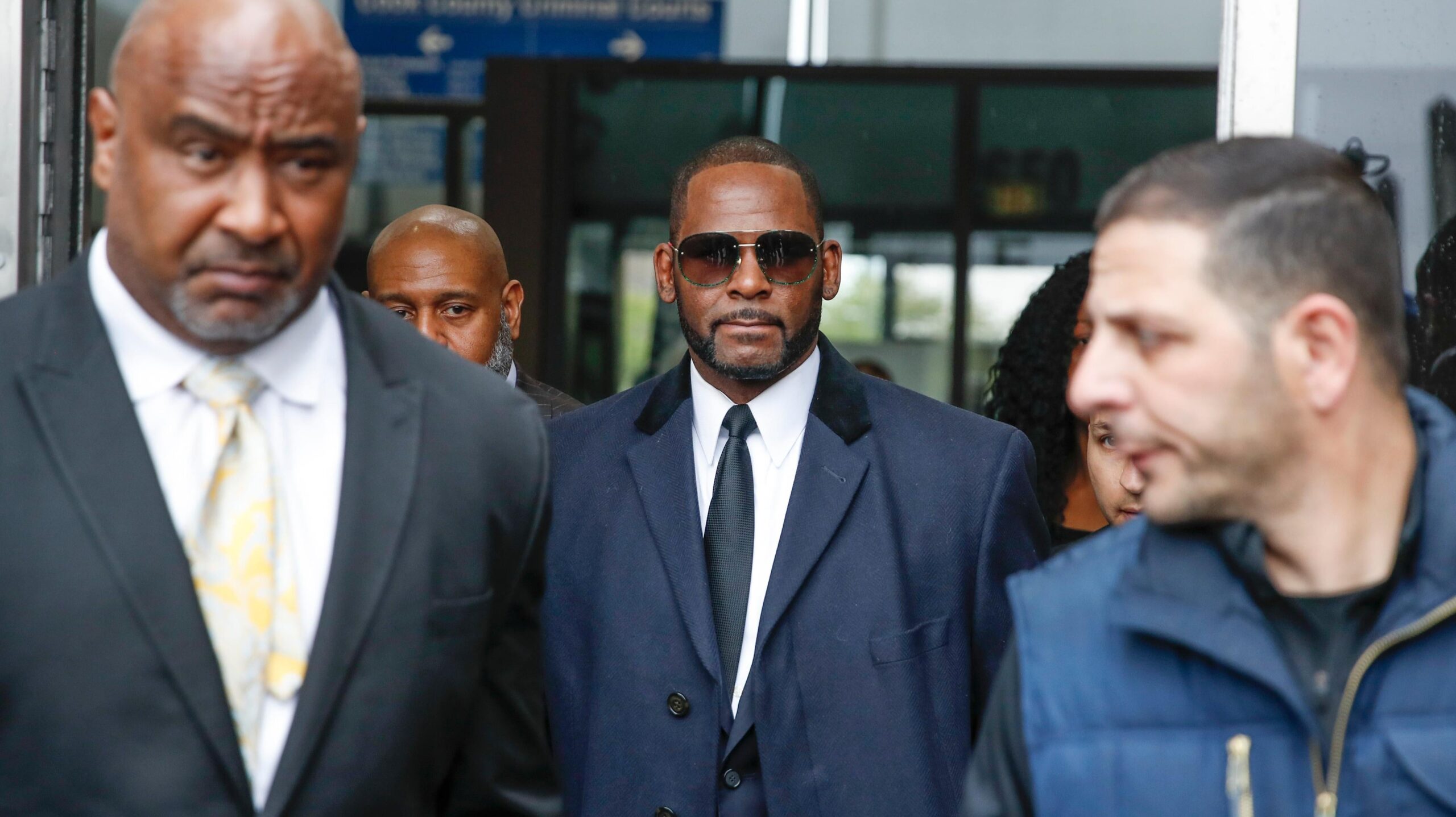 R. Kelly leaves the Leighton Criminal Court Building after a hearing on sexual abuse charges on May 7, 2019 in Chicago, Illinois. Photo: Getty Images KAMIL KRZACZYNSKI/AFP