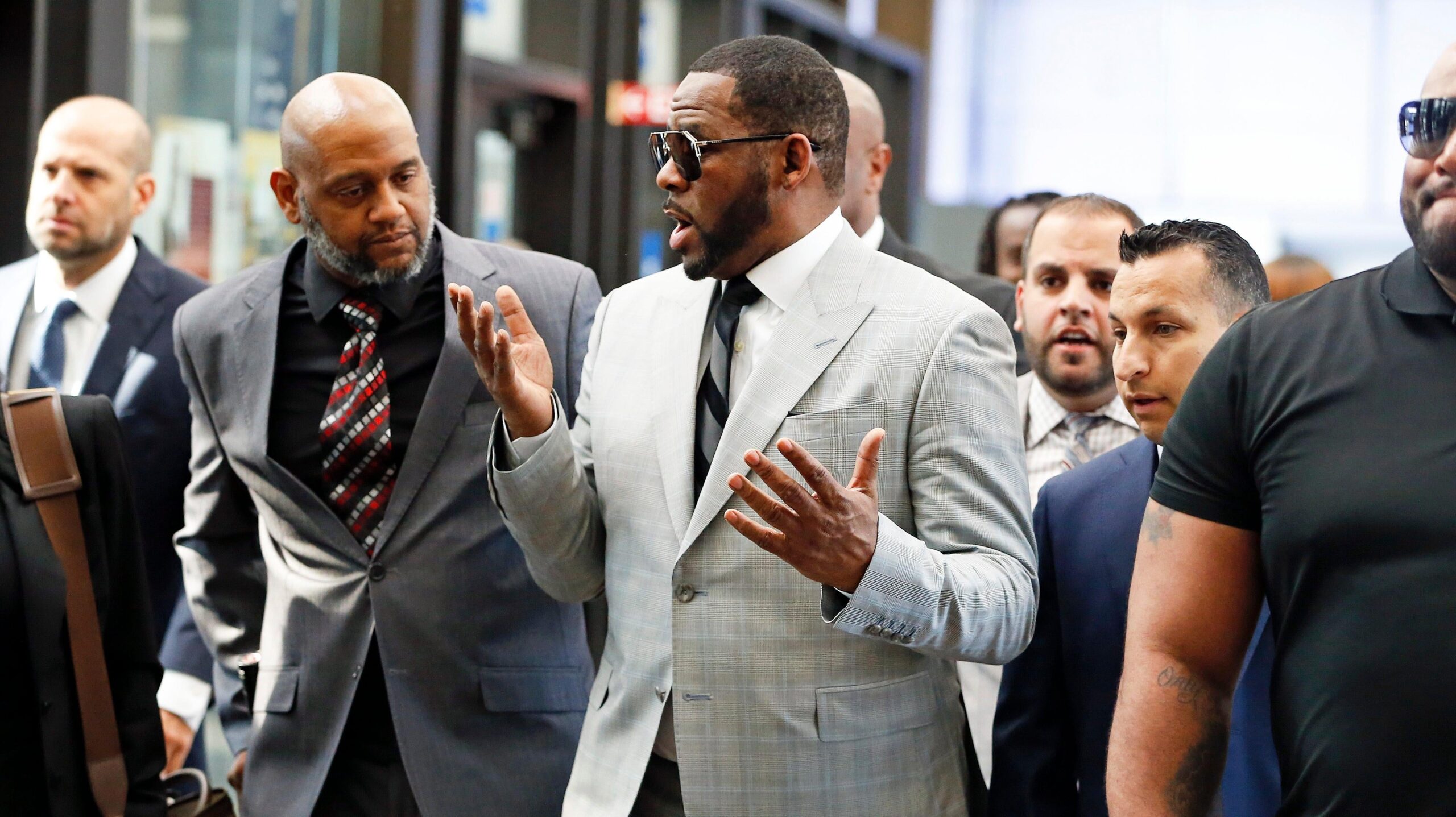 R. Kelly, center, arrives at the Leighton Criminal Courthouse on June 06, 2019 in Chicago, Illinois. Photo: Getty Images Nuccio DiNuzzo