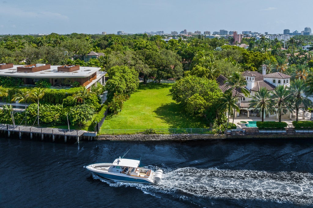 100' Private Dock - Miami's Brickell Drive