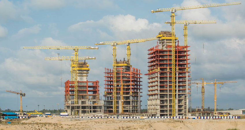 All 6 COMANSA cranes have flat-top design and maximum load capacity of 18 and 20 tonnes