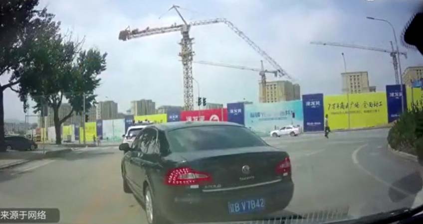 Dashcam footage shows the collapse of the construction crane in Dalian.