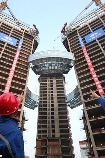 The observation deck weighs 2,060 metric tons, and is suspended 99.8 meters above the ground, supported by the three towers.