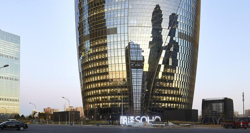 Straddling an underground subway service tunnel, the tower’s design divides its volume into two halves enclosed by a single shell.