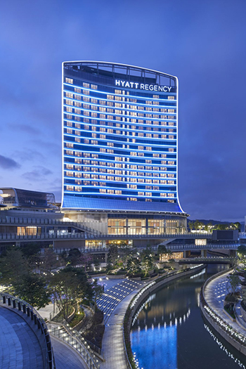 The building features 493 guestrooms, including 55 suites, ranging from 430 to 2,583 square feet (40 to 240 square meters).