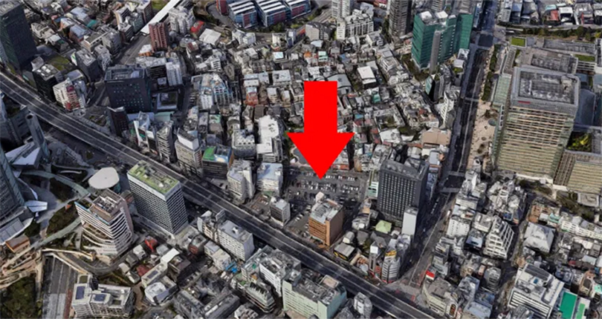 Aerial view of the site where a 22-story office building might supplant a demolition site in Roppongi.