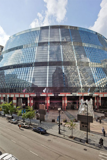 The James R. Thompson Center was completed in 1985 and was one of Helmut Jahn's most notable achievements. © Murphy/Jahn