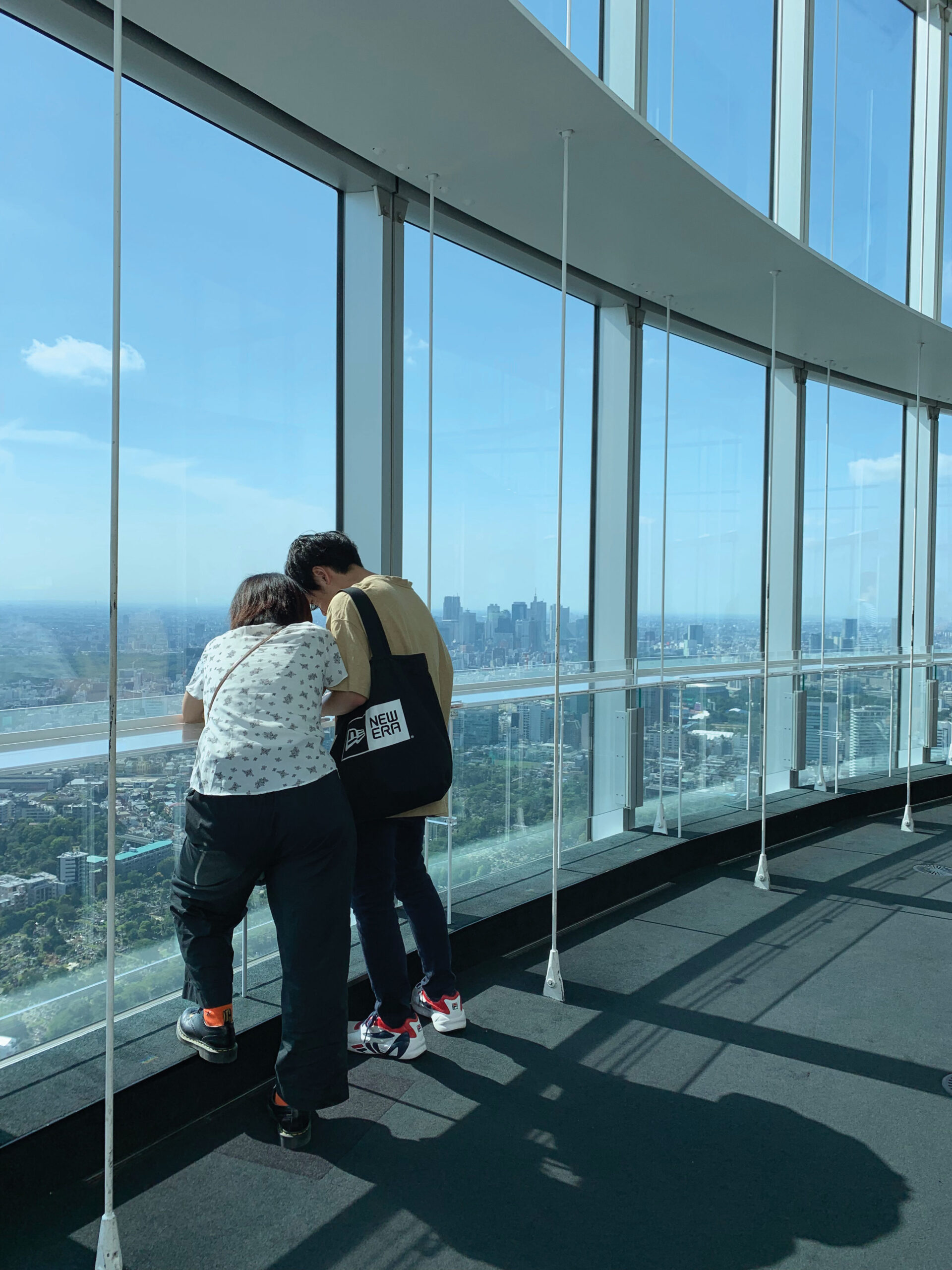 Figure 8. The observation level at Mori Tower in Tokyo provides generous glass counters along the glass perimeter, to encourage patrons to enjoy the view. The greenish hue, though, is very dominant in the space, even to the naked eye. The dark-colored floor tones down the exceedingly bright light levels in the double-height space. Light shelves provide some respite from the glare.