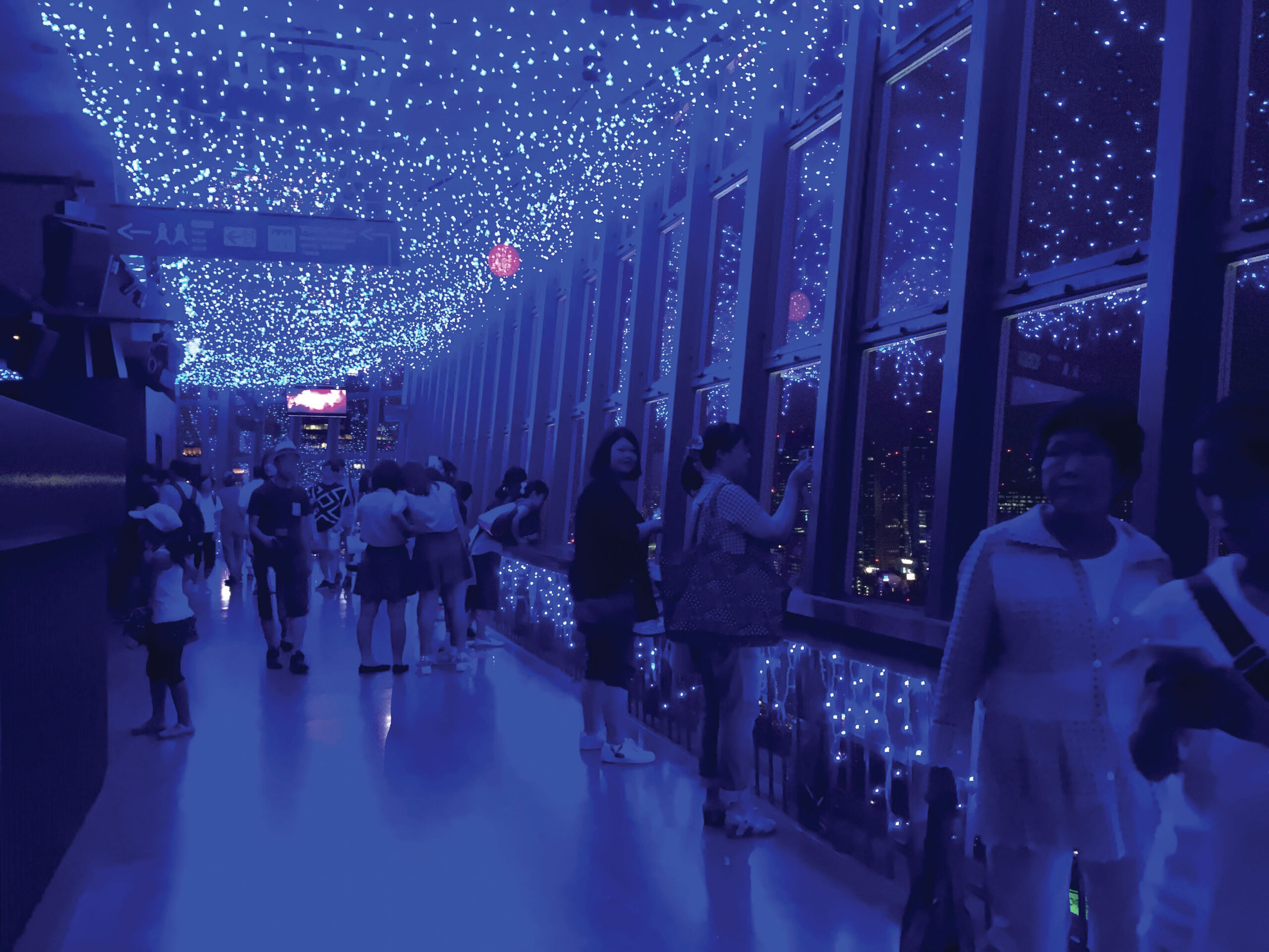 Figure 10. The festive lights that adorn the ceiling of the Tokyo Tower observatory create excessive reflections on the viewing glass at night.
