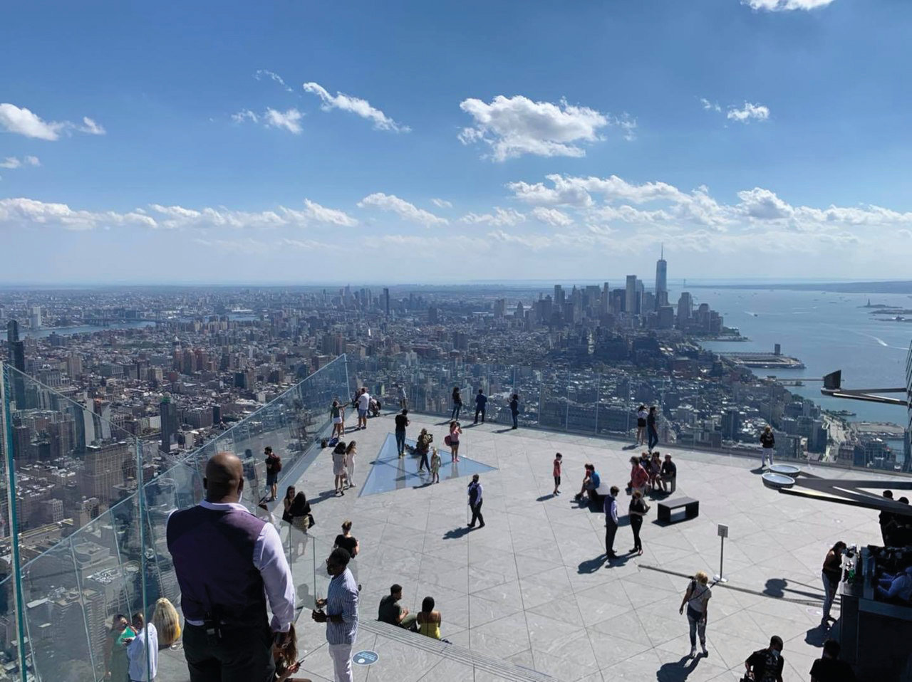 Figure 15. The Edge viewing platform at 30 Hudson Yards, New York City (2019, observatory at 336.7 m). The project also includes a glass floor to further enhance the viewing experience. © hypnotoad78 (cc by-sa)