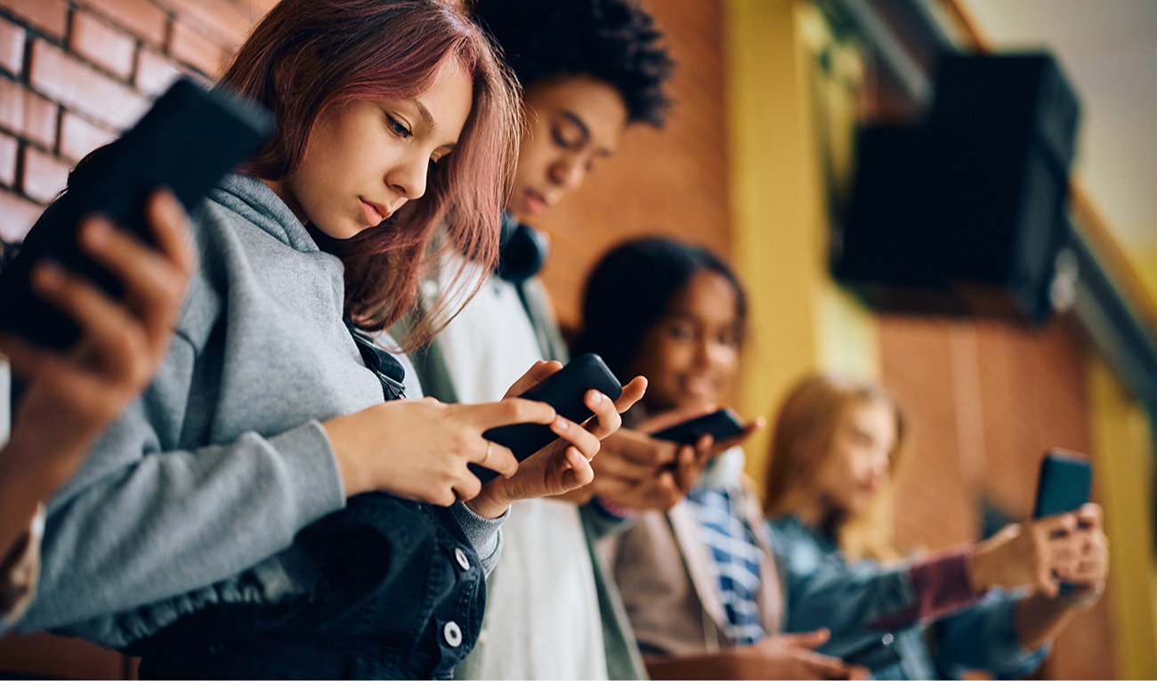 Estudo longitudinal com mais de 8.000 crianças sugere que o uso de redes sociais é responsável pelo aumento do déficit de atenção. (imagem: Drazen Zigic / iStock)