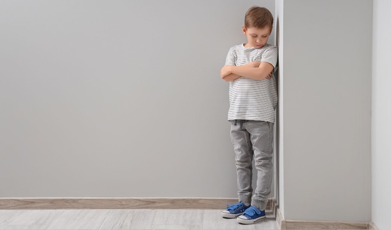 Jovens autistas apresentam sintomas depressivos mais cedo e com maior frequência do que seus pares não autistas. (imagem: pixelshot / Canva)