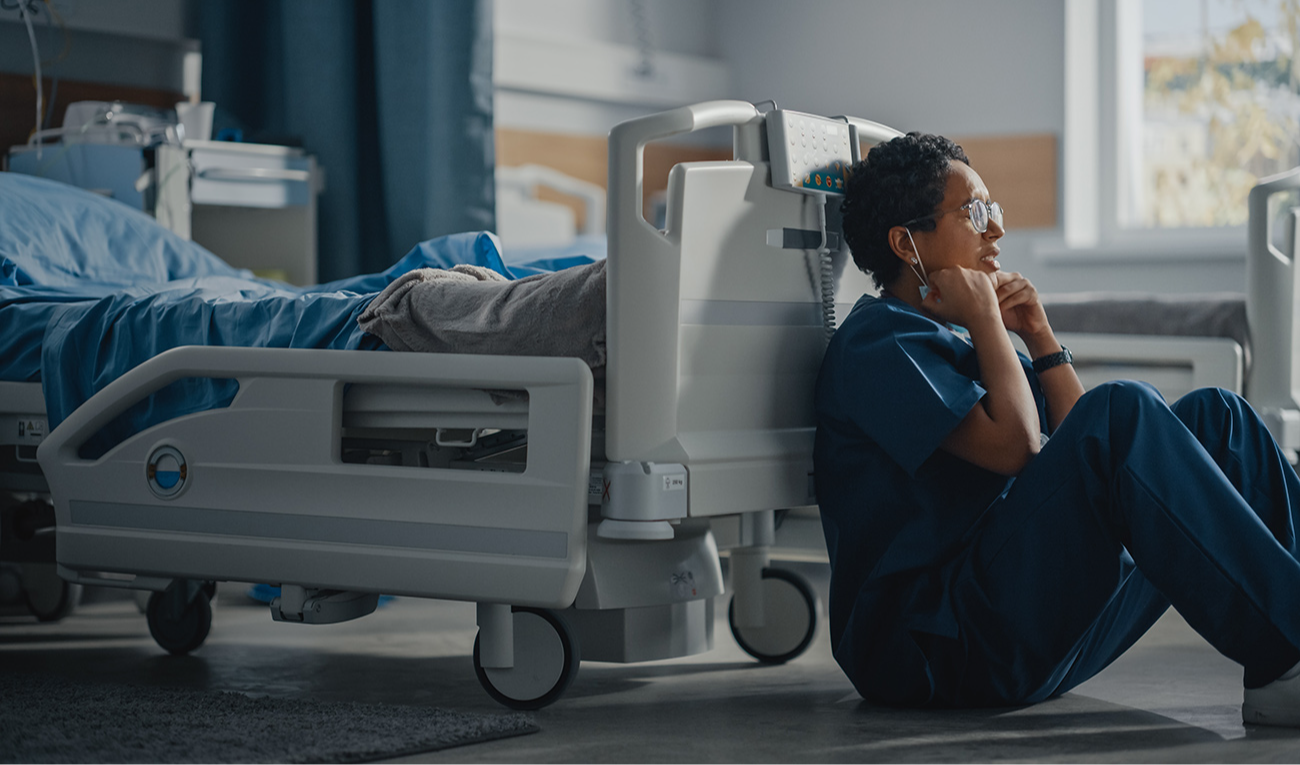 Unidades que promovem a conexão e a colaboração entre os membros da equipe de cuidados intensivos podem incentivar comportamentos que levam a pausas. (imagem: gorodenkoff / iStock)