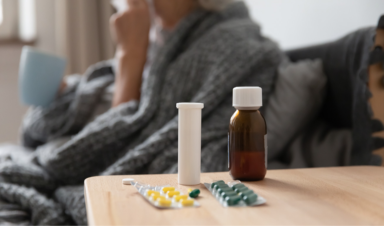 La polifarmacia en la tercera edad exige monitoreo continuo: el fin del exceso de medicamentos no termina con el alta hospitalaria. (imagen: fizkes / Adobe Stock)