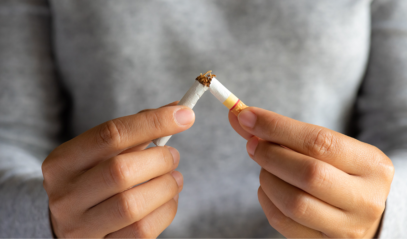 Novo ensaio clínico revela que a semaglutida reduz a vontade de fumar e pode evitar o temido ganho de peso pós-cessação. (imagem: Siam / Adobe Stock)