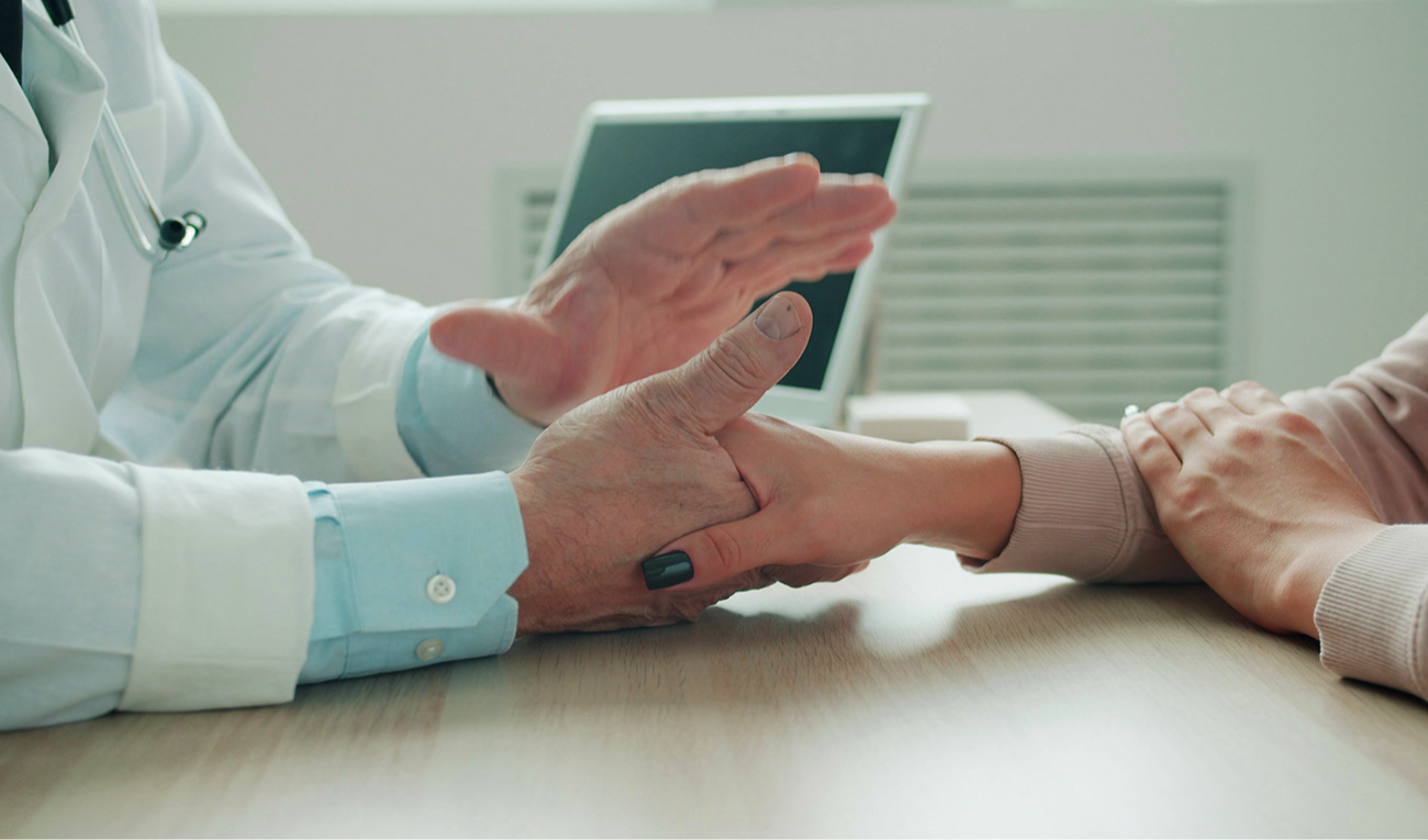 O cuidado no Parkinson começa na consulta: avaliar o movimento é o primeiro passo antes de decidir o tratamento. (imagem: Vitaly Gariev / Unsplash)