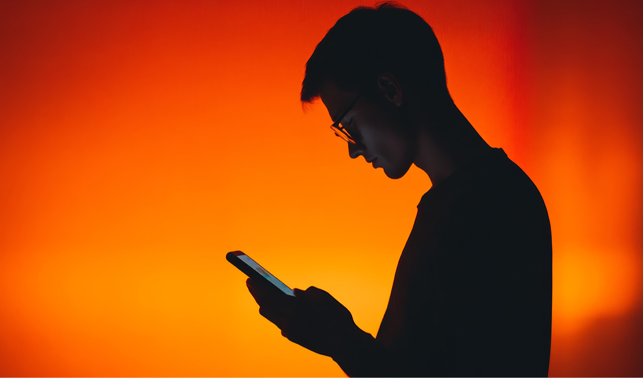 Do outro lado da conversa, um algoritmo: um estudo inédito mostra que o que aprofunda esses vínculos não é a solidão, mas a fantasia romântica. (imagem: KerXing / Adobe Stock)