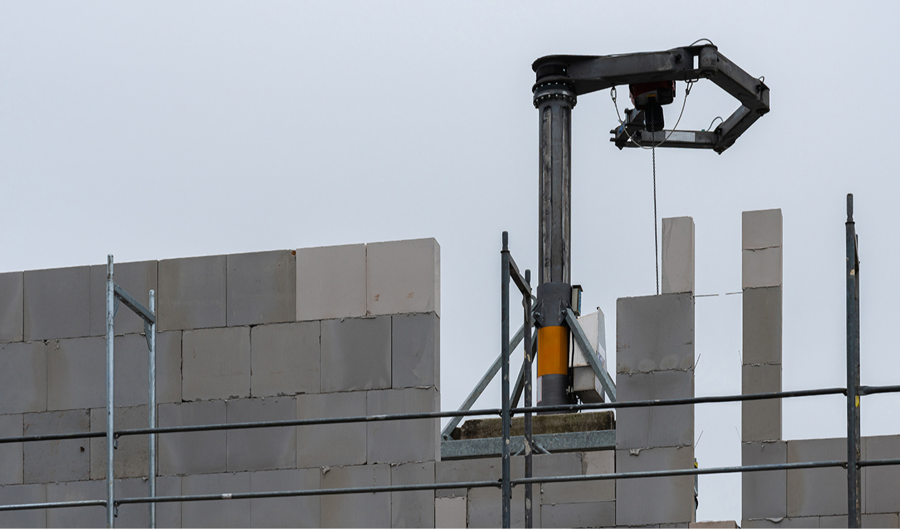 Grupo de investigadores enseñó nuevas habilidades a robots de construcción mediante tutoriales en Internet y Modelos Extensos de Lenguaje. (imagen: © Viktor Kintop / iStock)