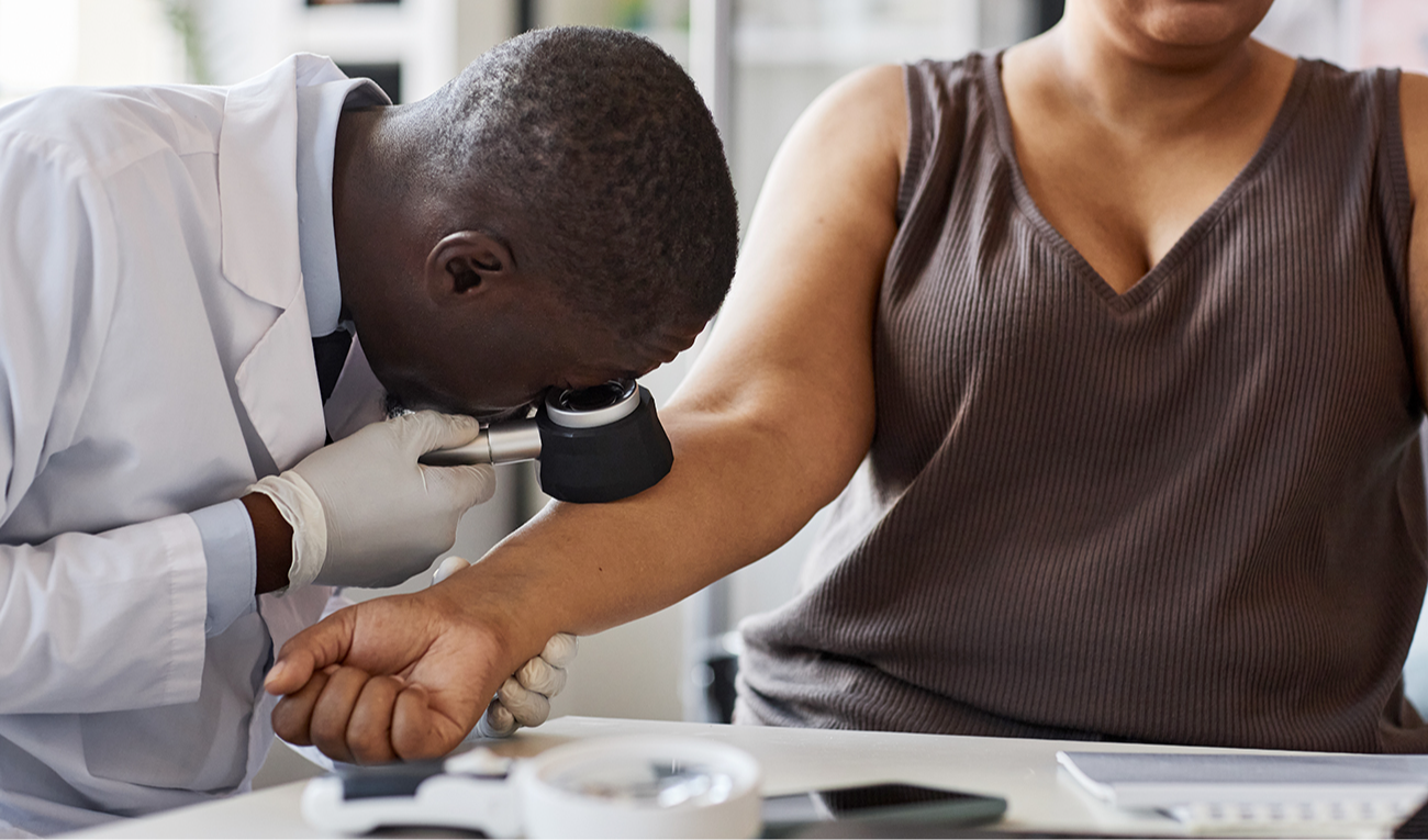 ¿Puede la IA reemplazar al dermatólogo? Un nuevo estudio evaluó la app Tibot AI. (imagen: SeventyFour / iStock)