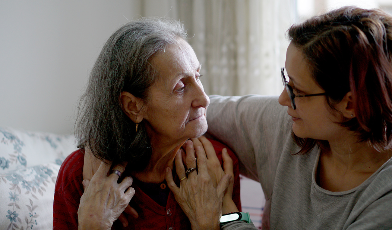 Um novo protocolo de ensaio clínico explora o impacto psicológico e cognitivo de revelar o risco de Alzheimer para pacientes saudáveis (imagem: Alican Lazutti / iStock)