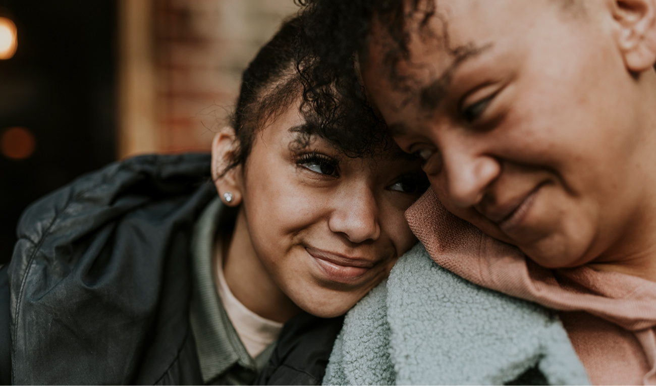 Capacitar a los padres mediante un programa centrado en la regulación emocional puede promover un entorno seguro en el hogar. (imagen: Rawpixel / iStock)