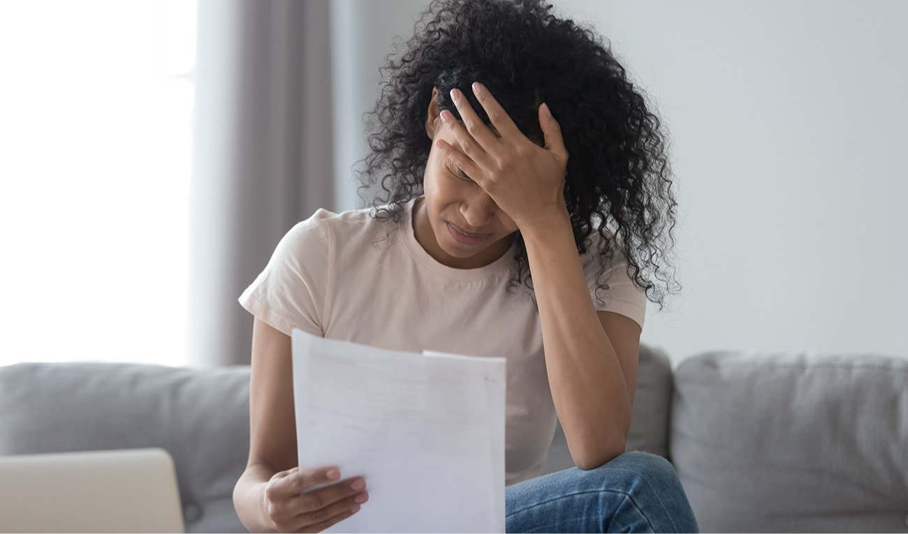 Lendo nas entrelinhas: com a precisão humana rondando os 62,5%, a correção de redações tornou-se uma tarefa complexa e cheia de incertezas na era do ChatGPT. (imagem: fizkes / Adobe Stock)