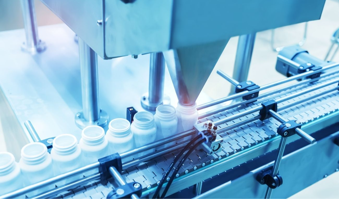 A Inteligência Artificial promete revolucionar a indústria farmacêutica, mas sem dados organizados, os riscos podem ser fatais. (imagem: kynny / Getty Images)