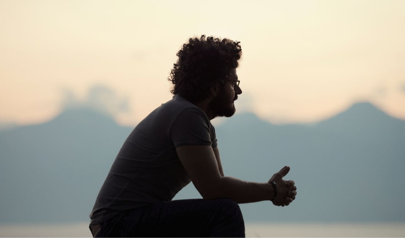 Pesquisa desafia décadas de suposições sobre a saúde mental e as reais motivações por trás da migração internacional. (imagem: ozgurdonmaz / Getty Images)