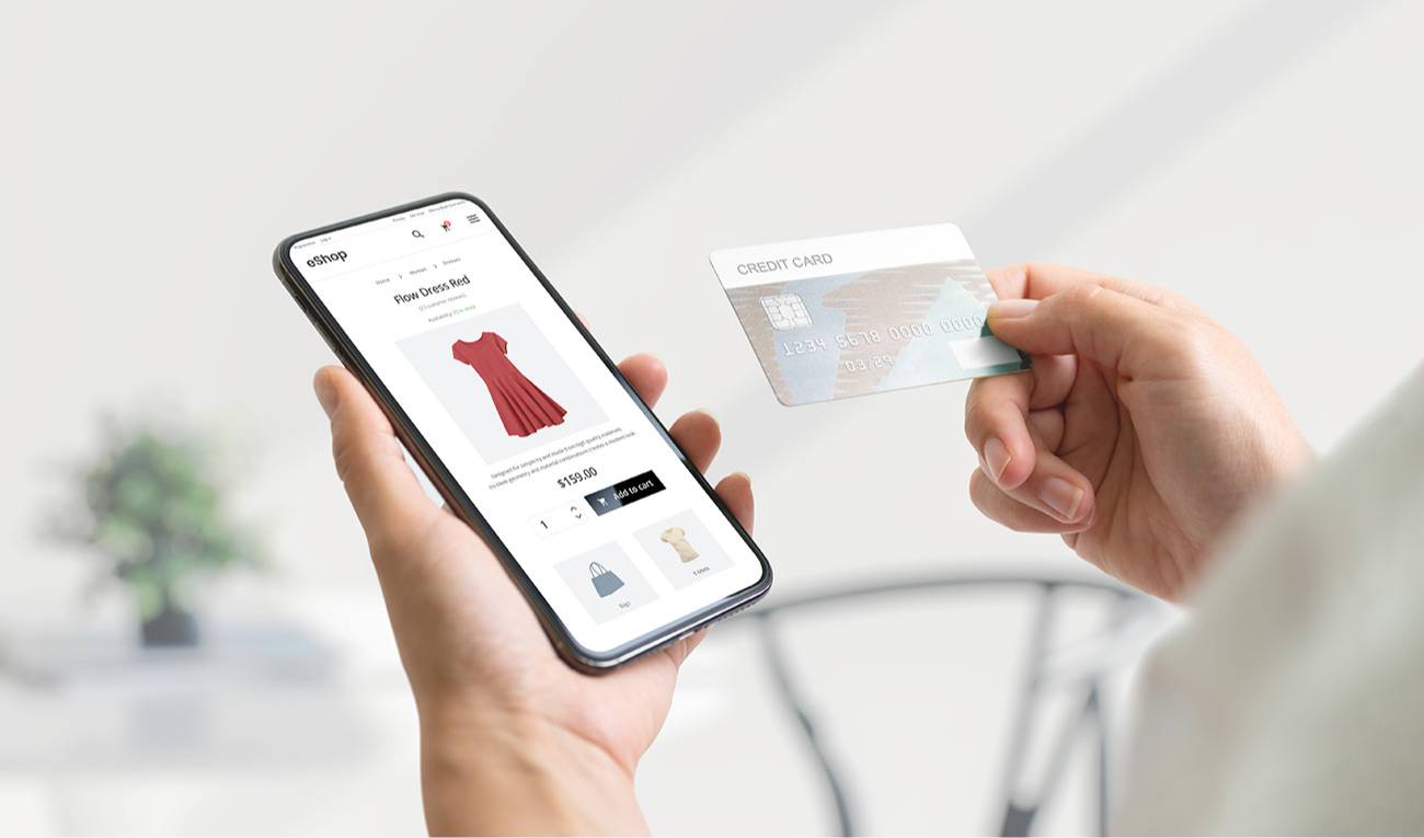 A um clique de distância: plataformas de e-commerce transformaram o mercado de réplicas, revelando padrões de consumo surpreendentes. (imagem: Stanisic Vladimir / Adobe Stock)