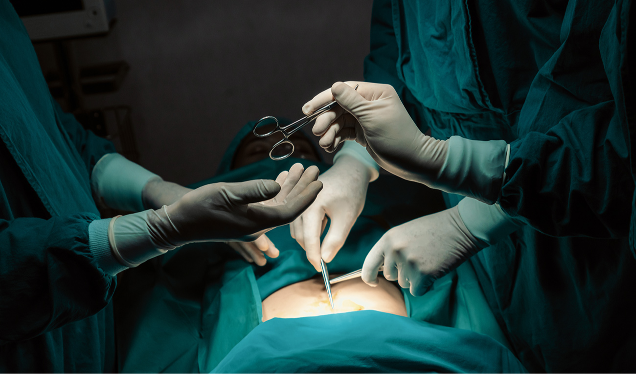 Los videos de JOMI detallan procedimientos complejos desde la perspectiva del cirujano. (imagen: Ralf Hahn / iStock)