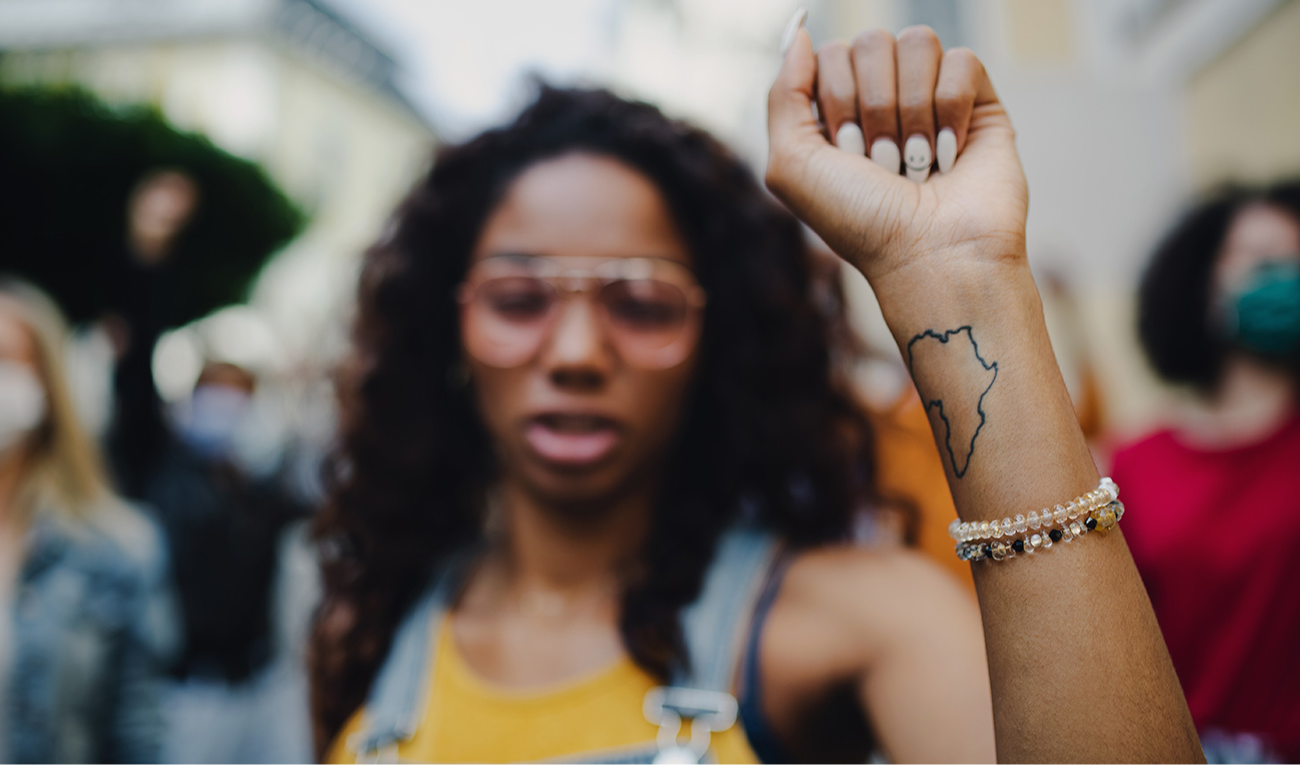 Estudo utiliza o conceito do "Fantástico Negro" para desestabilizar narrativas hegemônicas e reimaginar as possibilidades políticas e culturais nos EUA (imagem: Halfpoint / iStock)