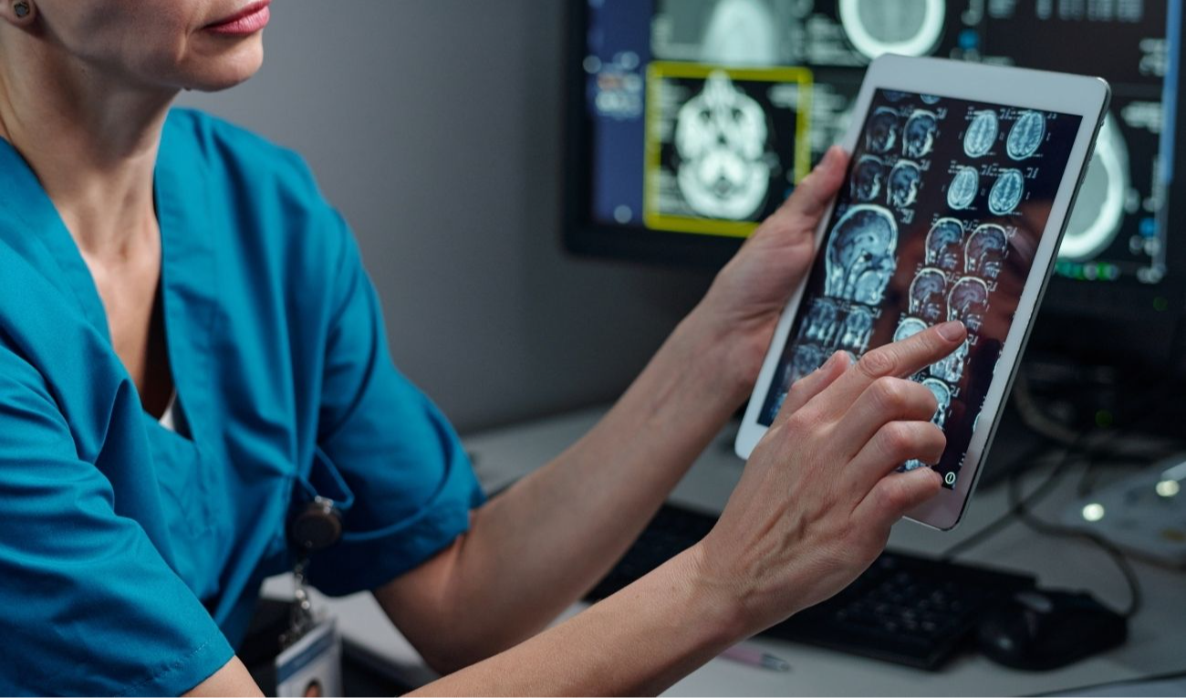 Tener una base de datos gigante ya no es suficiente para la IA médica. (imagen: Pressmaster / Canva)