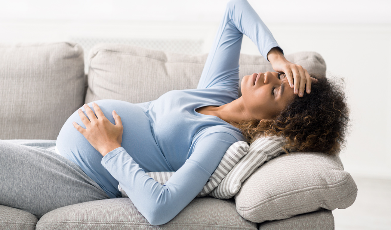 Un nuevo artículo analiza qué opciones de alivio del dolor son seguras para embarazadas. (imagen: Prostock-Studio / iStock)