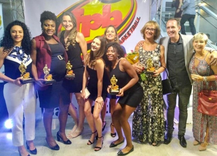 .:: arilza_coraca_se_emociona_em_receber_o_trofeu_lais_elena_como_a_melhor_tecnico_do_sub_14_em_2018_68263.jpg ::.