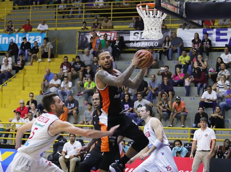 .:: franca_vence_basquete_cearense_e_continua_invicto_no_nbb_68267.jpg ::.