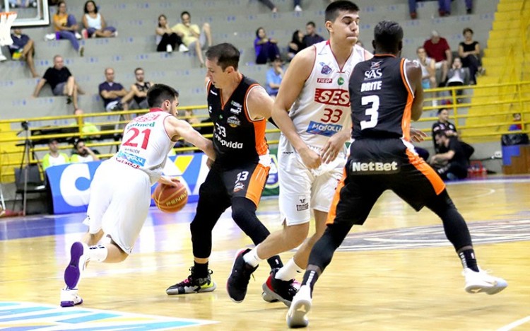 .:: franca_vence_basquete_cearense_e_continua_invicto_no_nbb_68268.jpg ::.