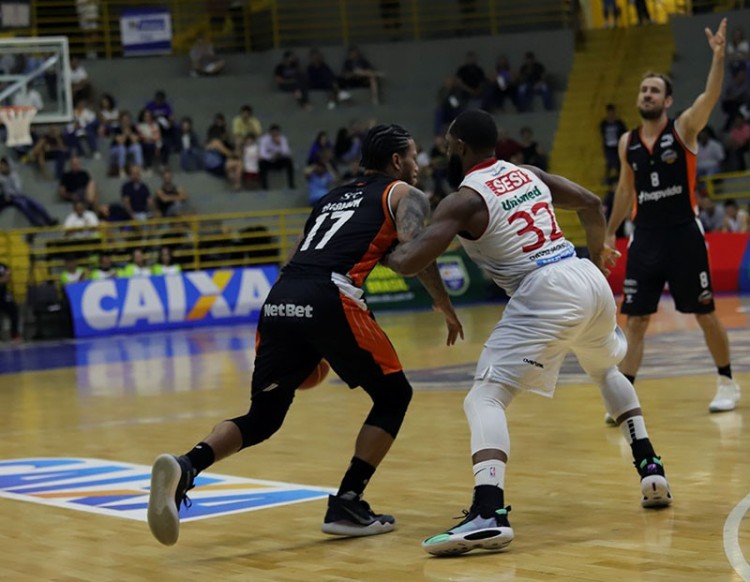 .:: franca_vence_basquete_cearense_e_continua_invicto_no_nbb_68271.jpg ::.