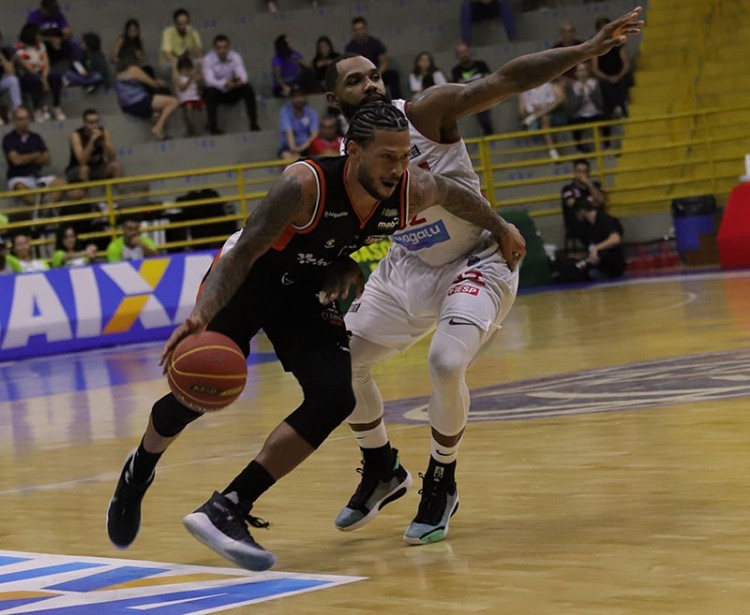 .:: franca_vence_basquete_cearense_e_continua_invicto_no_nbb_68272.jpg ::.
