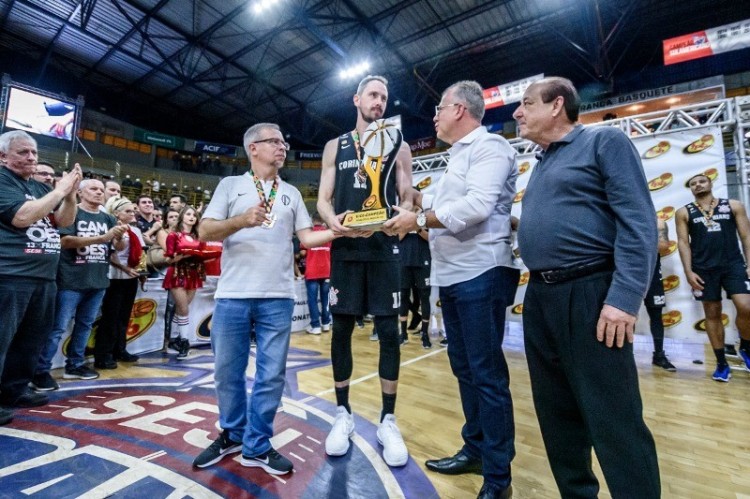 .:: franca_vence_corinthians_e_conquista_bicampeonato_paulista_de_basquete_em_casa_68239.jpg ::.