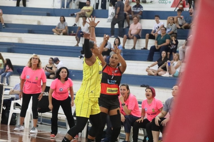 .:: ituano_basquete_em_noticias_a_rubro_negra_que_ganhou_uma_segunda_mae_no_basquete_70268.jpg ::.