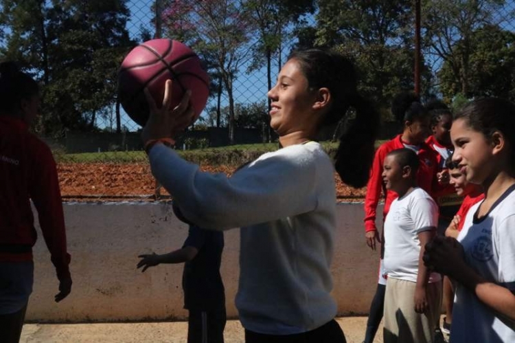 .:: ituano_basquete_visita_escola_em_area_rural_de_itu_67538.jpg ::.