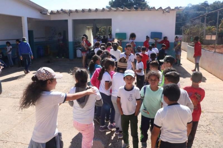 .:: ituano_basquete_visita_escola_em_area_rural_de_itu_67539.jpg ::.