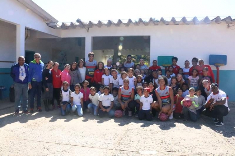 .:: ituano_basquete_visita_escola_em_area_rural_de_itu_67540.jpg ::.