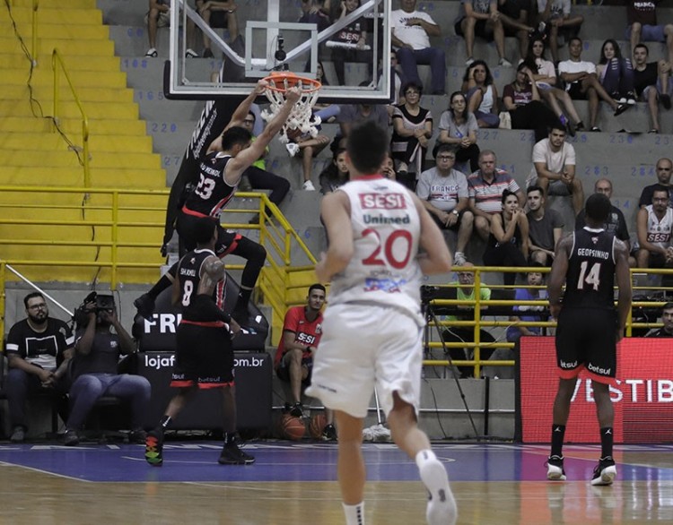 .:: lances_livres_de_franca_87_x_88_sao_paulo_pelo_nbb_68744.jpg ::.