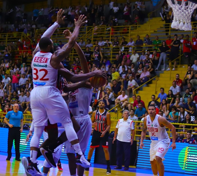 .:: lances_livres_de_franca_87_x_88_sao_paulo_pelo_nbb_68749.jpg ::.