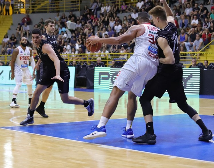 .:: lances_livres_de_franca_x_botafogo_pelo_nbb_68604.jpg ::.