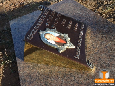 Pergaminho em Bronze com Suporte e Moldura Florida