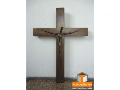 Cruz em Caixa Alta com Cristo em Bronze Patinado