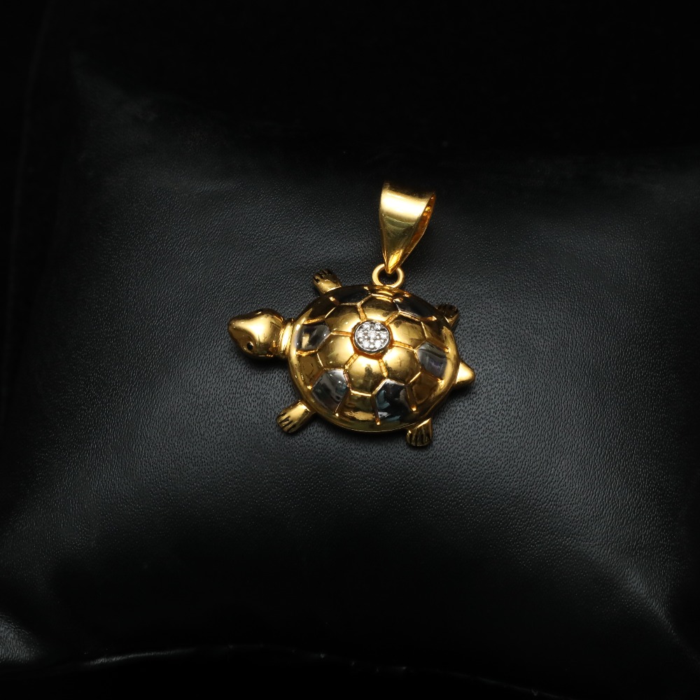 916 Gold Tortoise Pendant ML-P001