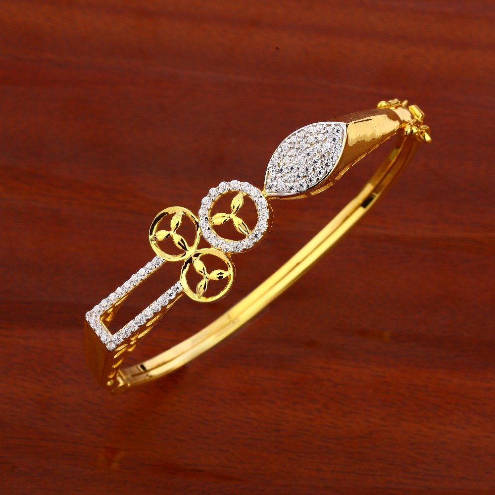 750 Gold Hallmark Fancy Kada Bracelet LKB124