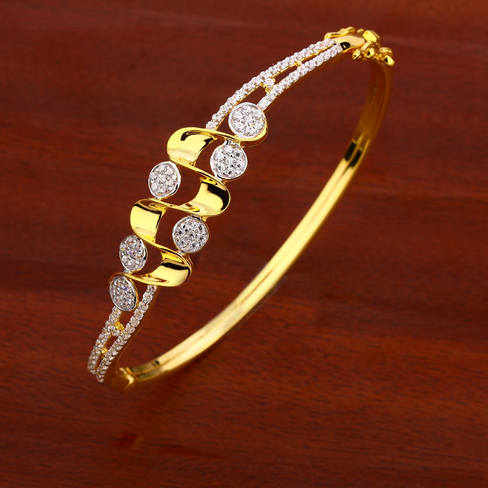 750 Gold Women's Stylish Hallmark Kada Bracelet LKB143